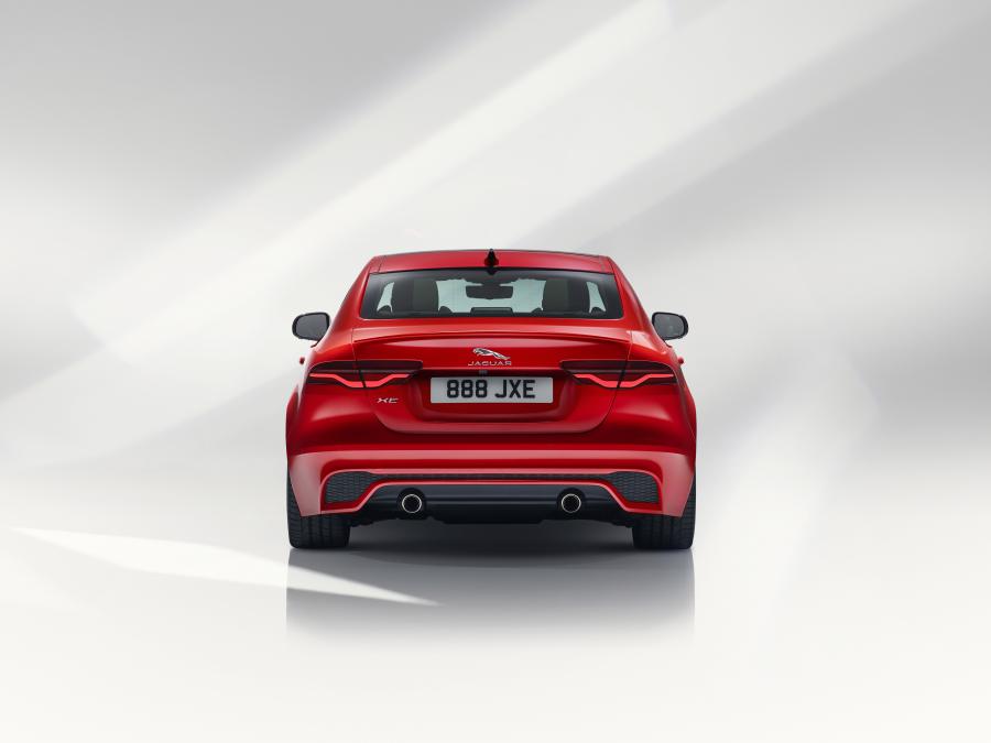  Jaguar XE P300 R-Dynamic 2019 года  (WW) (фото 15 из 51)